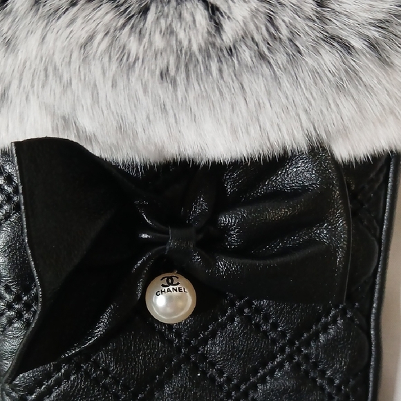 CHANEL Black Quilted Gloves with Faux Fur and Pearl - Picture 2 of 4